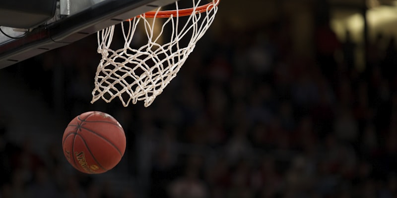 NBA篮球总决赛精彩瞬间 - 勇士队球员斯蒂芬库里正在投三分球